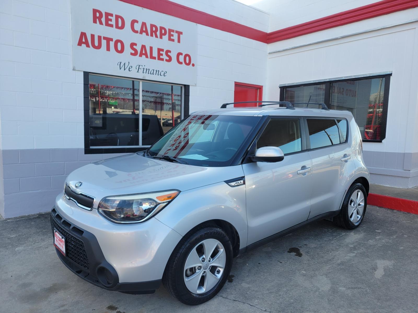 2015 SILVER Kia Soul Base (KNDJN2A25F7) with an 1.6L L4 DOHC 16V engine, Automatic transmission, located at 503 West Court, Seguin, TX, 78155, (830) 379-3373, 29.568621, -97.969803 - 2015 Kia Soul Base with a 1.6L L4 DOHC 16V, Automatic, Tilt, Cruise, AM/FM/AUX Stereo, Power Windows, Locks and Side Mirrors, Bluetooth, Tinted Windows, Luggage Rack, Alloy Wheels, Rear Wiper, Rear Defroster and more!! - Photo #0